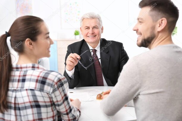 Famiglia che discute la vendita di un immobile ereditato con un consulente