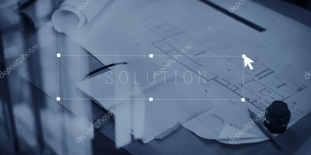 Tecnico che analizza una pratica immobiliare complessa alla scrivania