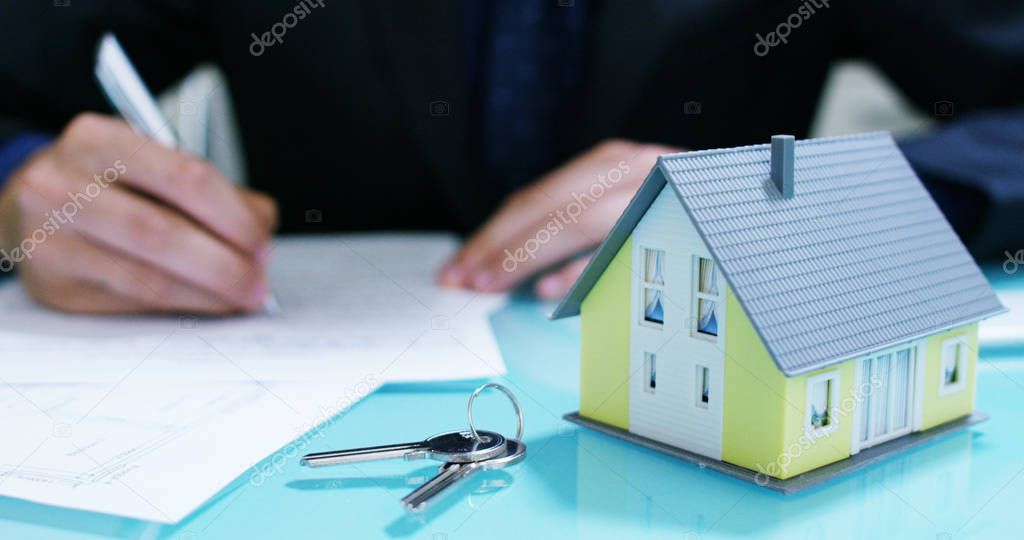 Proprietario preoccupato che parla con un consulente immobiliare