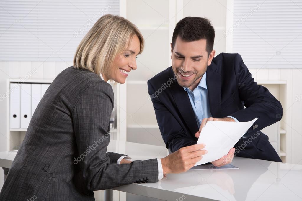 Consulente che spiega documenti immobiliari a un cliente in modo chiaro
