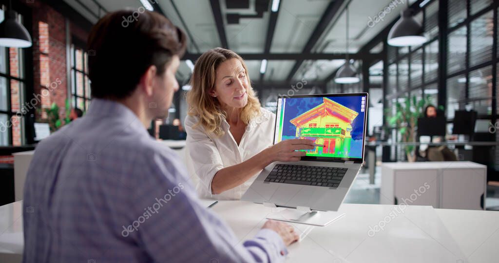 Consulente che controlla i documenti di una casa con il proprietario